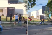 El joven de remera blanca cae por un piedrazo y el de bernudas negras lo patea en la cabeza.