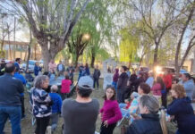 Vecinos del barrio La Herradura en una reunión con Luis Bertolini