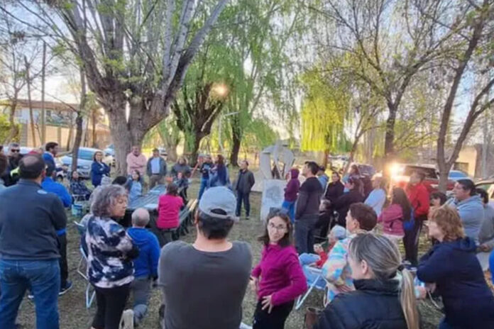 Vecinos del barrio La Herradura en una reunión con Luis Bertolini