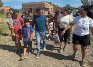 Páez lleva soluciones a más asentamientos postergados