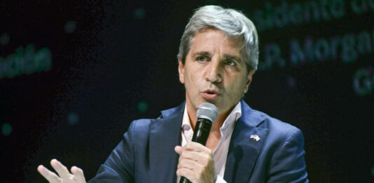 Caputo sale a buscar dólares del mercado local