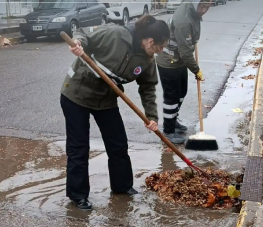 Municipio trabaja en el desagote de calles obstruidas