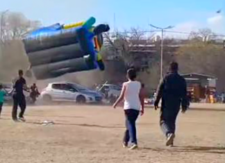 Se soltó el inflable y volaron los pibes
