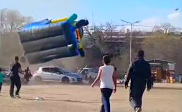 Se soltó el inflable y volaron los pibes