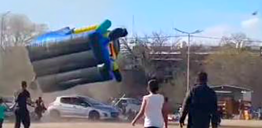 Se soltó el inflable y volaron los pibes