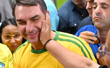 Flávio Bolsonaro atribuyó los aranceles de EE.UU. a Lula