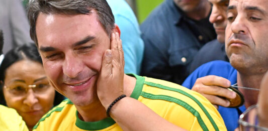 Flávio Bolsonaro atribuyó los aranceles de EE.UU. a Lula