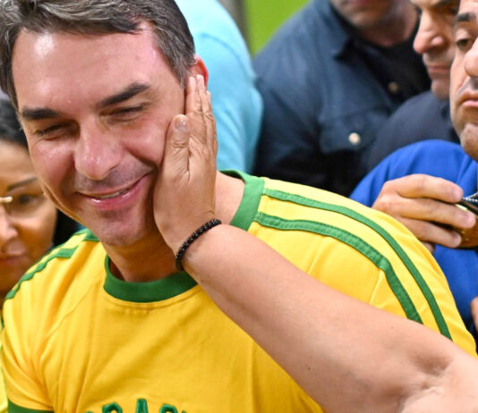 Flávio Bolsonaro atribuyó los aranceles de EE.UU. a Lula