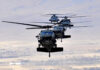 Cuatro helicópteros Black Hawk con bandera Argentina