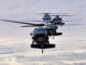 Cuatro helicópteros Black Hawk con bandera Argentina